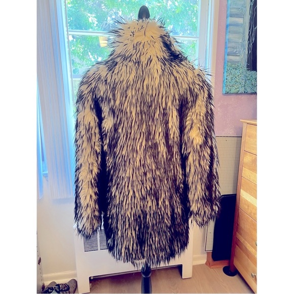 Luxurious Vintage Faux Fur Coat in Black and White - Picture 8 of 14